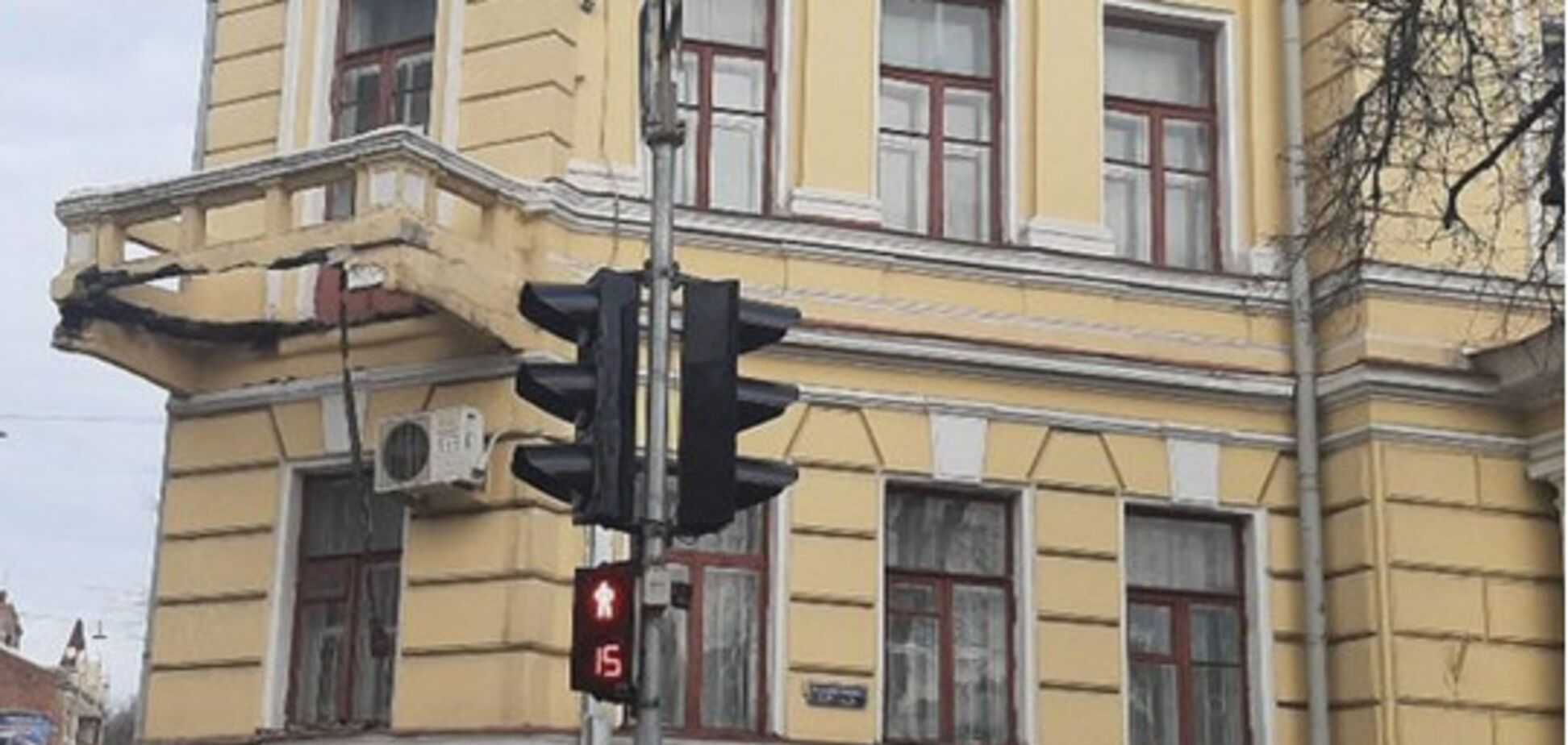 Дивом не зачепив людей! У Харкові впав старовинний балкон: НП потрапила на відео