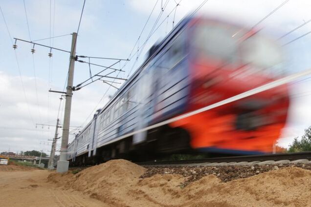 Под Днепром электричка отрезала мужчине ногу: подробности ЧП