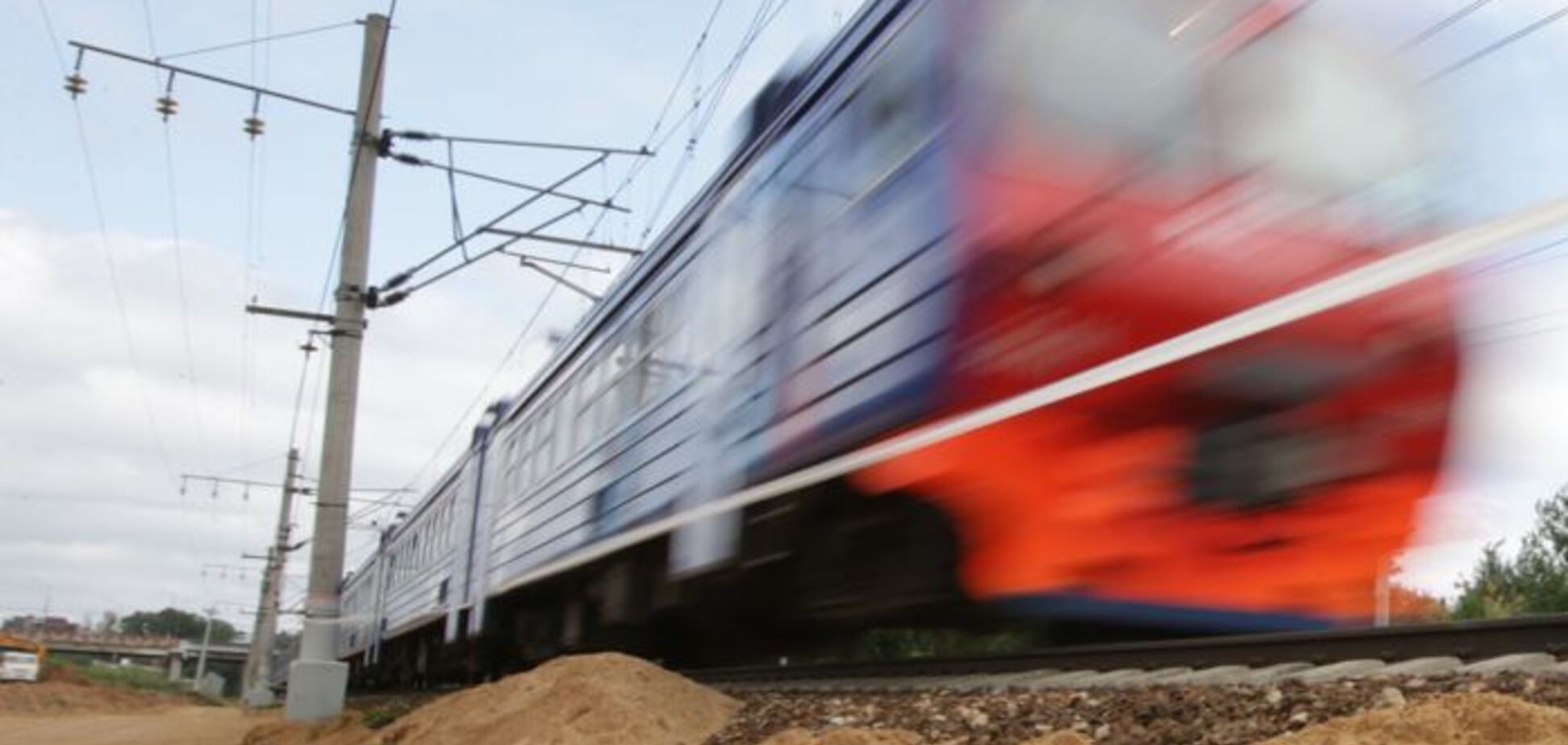 Під Дніпром електричка відрізала чоловікові ногу: подробиці НП