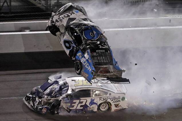 Земля - воздух: страшная авария на финише гонки NASCAR едва не стоила жизни чемпиону