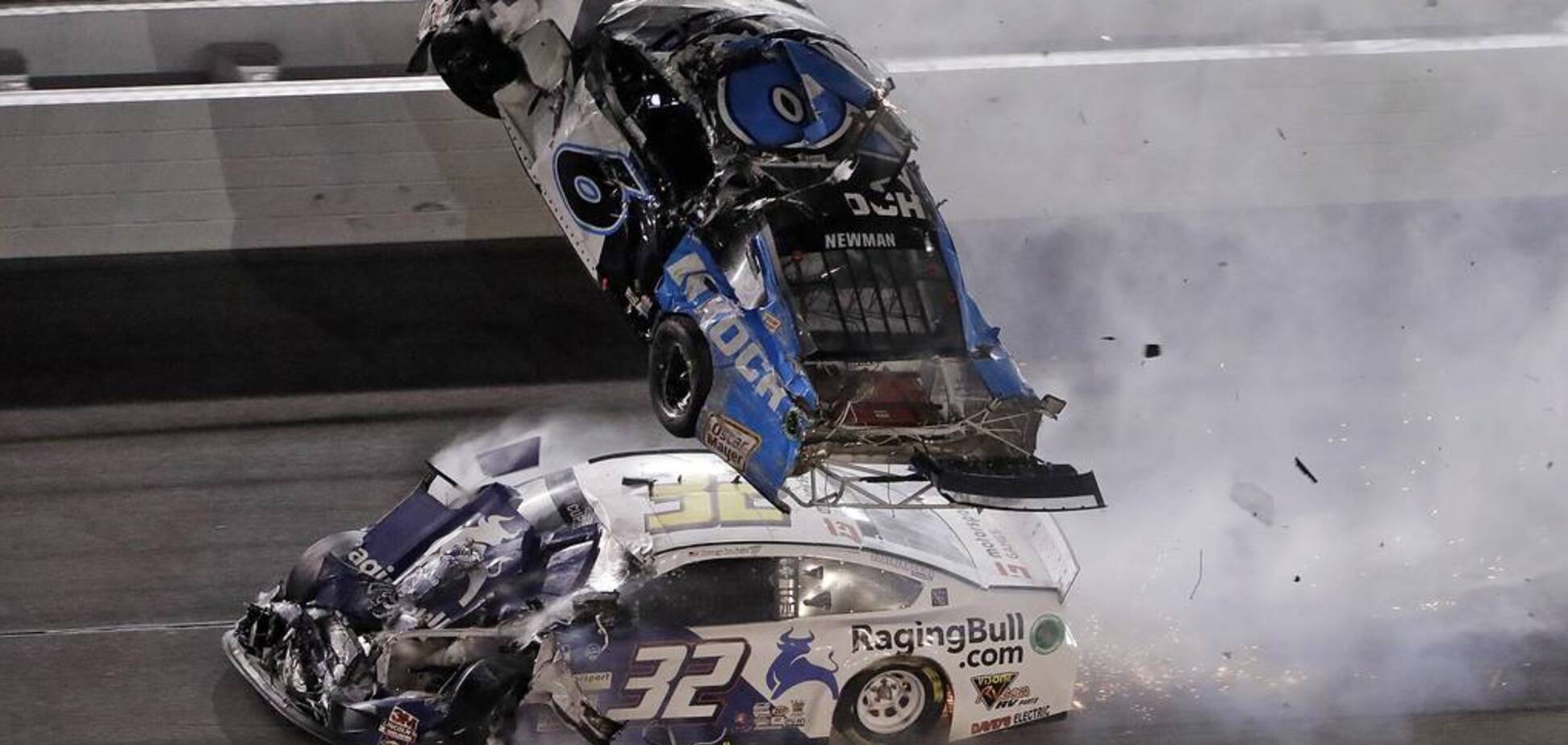Земля - воздух: страшная авария на финише гонки NASCAR едва не стоила жизни чемпиону