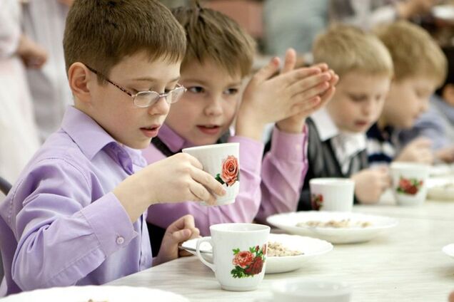 В Украине детей будут бесплатно кормить в учебных заведениях: кого это касается