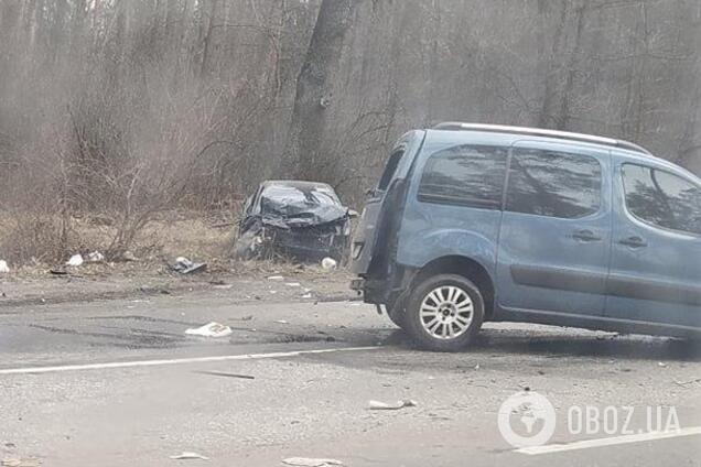 Под Киевом лоб в лоб столкнулись два авто: есть пострадавшие. Видео