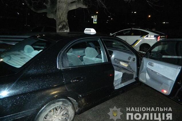 В Киеве избили таксиста и забрали авто: фото подозреваемых и детали