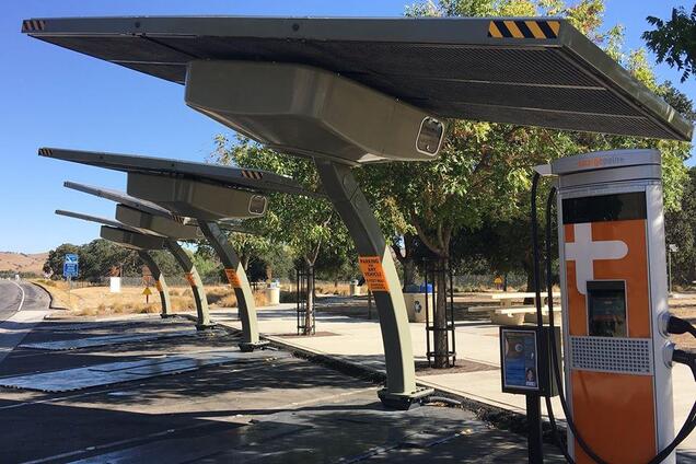 В США решили построить глобальную сеть заправок на солнечных панелях