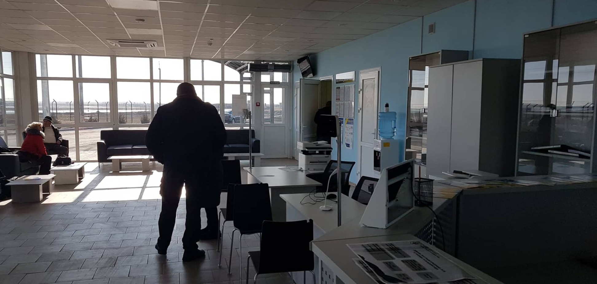 'Работает один стажер!' В сети пожаловались на новые проблемы на КПВВ в Крыму