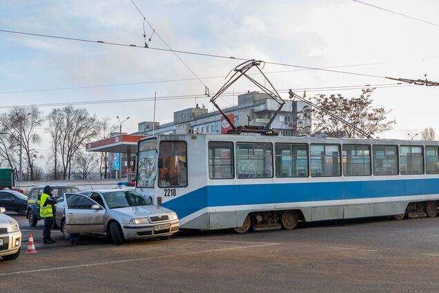 В Днепре трамвай на скорости протаранил легковушку. Фото и видео ДТП