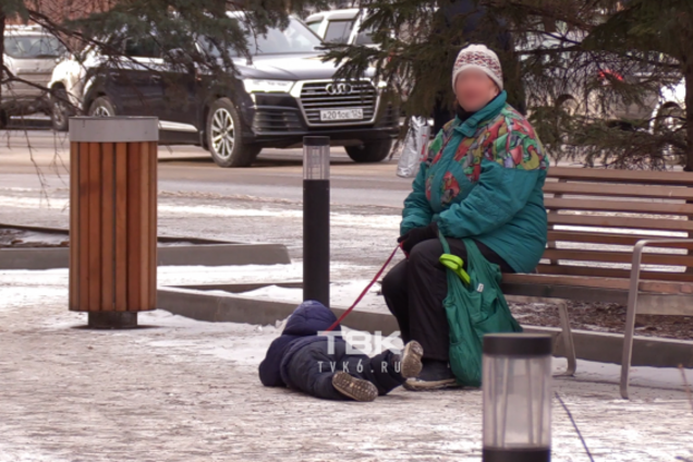 Як собаку: росіянка протягла дитину в сльозах по тротуару за 'повідець'. Відео