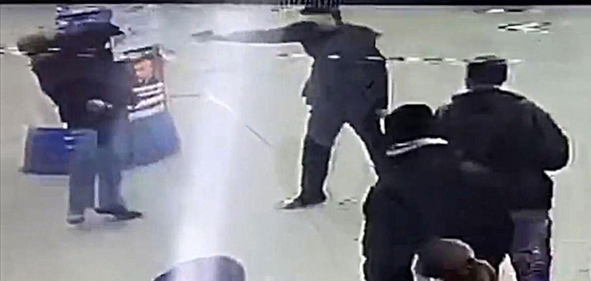 У Кременчуці біля зупинки застрелили чоловіка: поліція показала шокуючі кадри