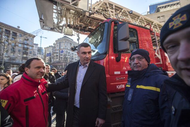 У Києві рятувальникам придбали нові авто та спорядження. Фото