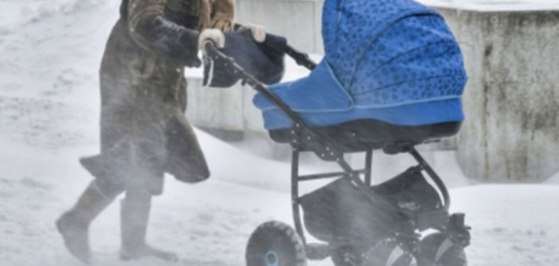 Візок замело снігом: на Черкащині п’яна мати покинула немовля посеред вулиці