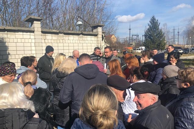 Жители Винников перекрыли въезд в госпиталь из-за коронавируса