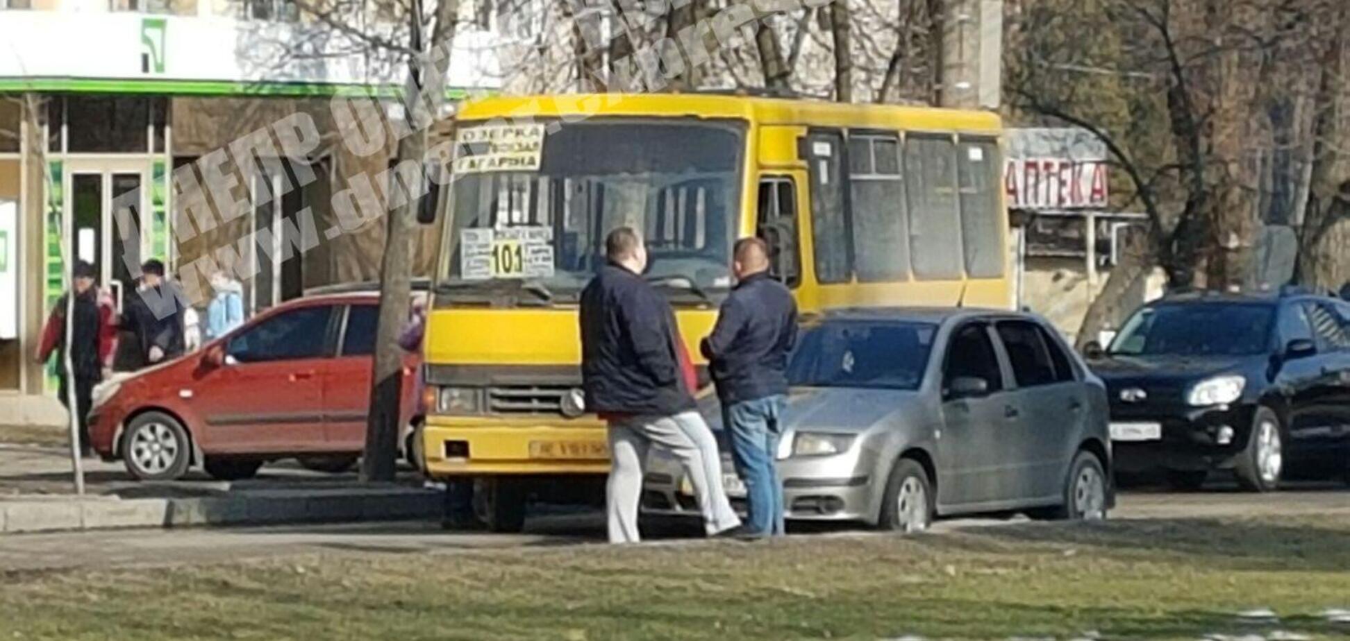 В Днепре произошло ДТП с маршруткой: на проспекте огромная пробка. Видео
