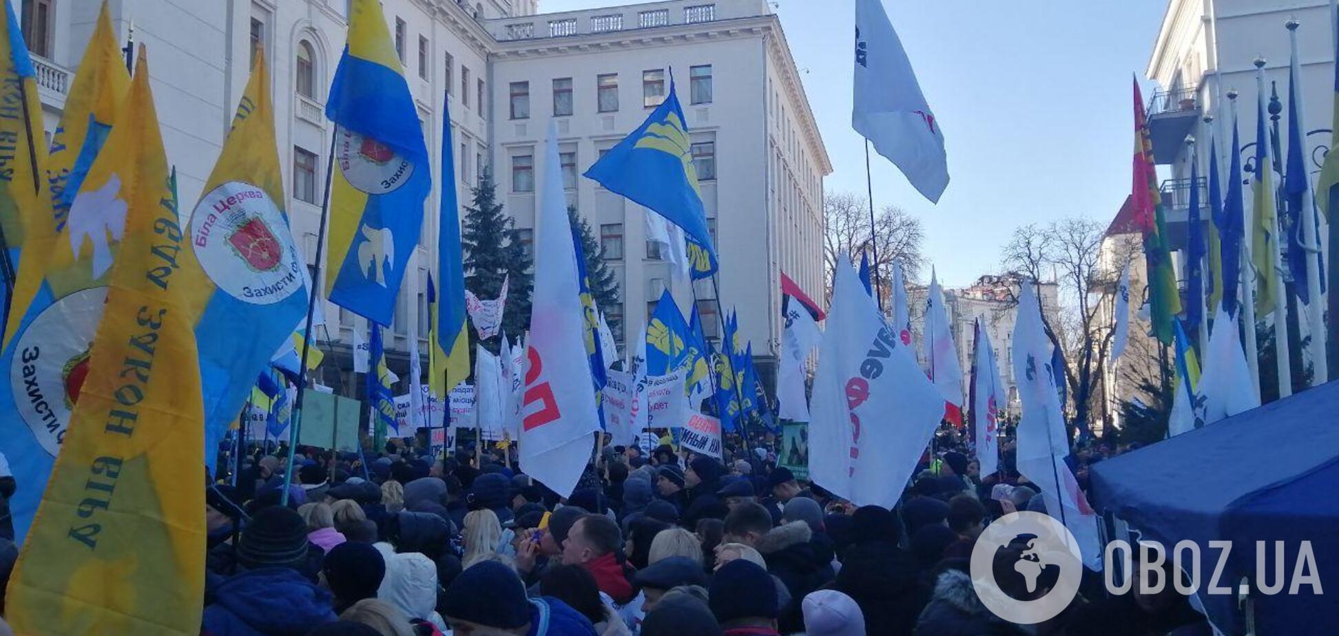 В Киеве под Офисом президента люди собрались на массовые митинги