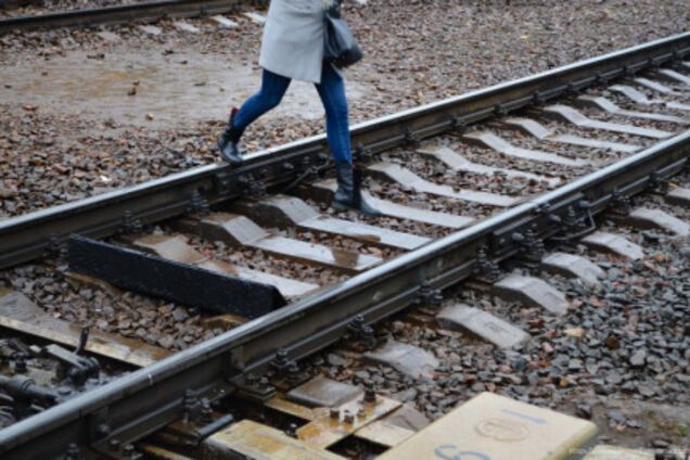 Отправила смс подруге: на Житомирщине под колесами поезда загадочно погибла школьница