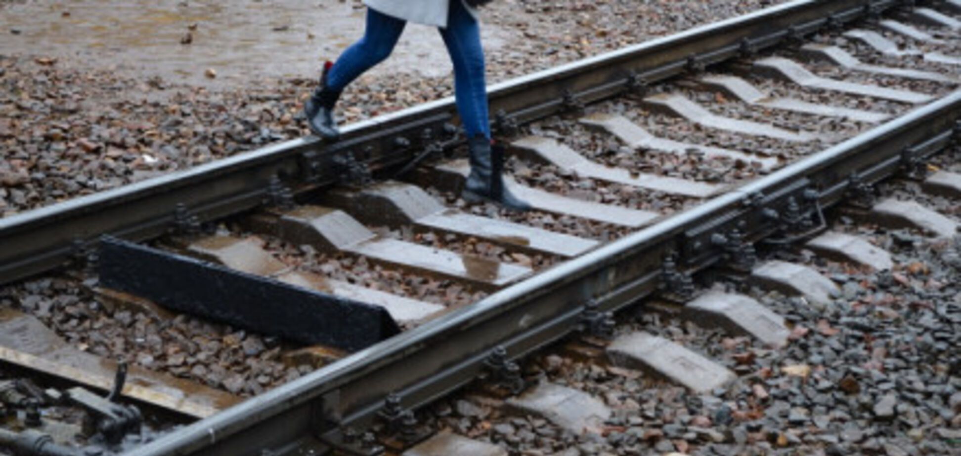 Отправила смс подруге: на Житомирщине под колесами поезда загадочно погибла школьница