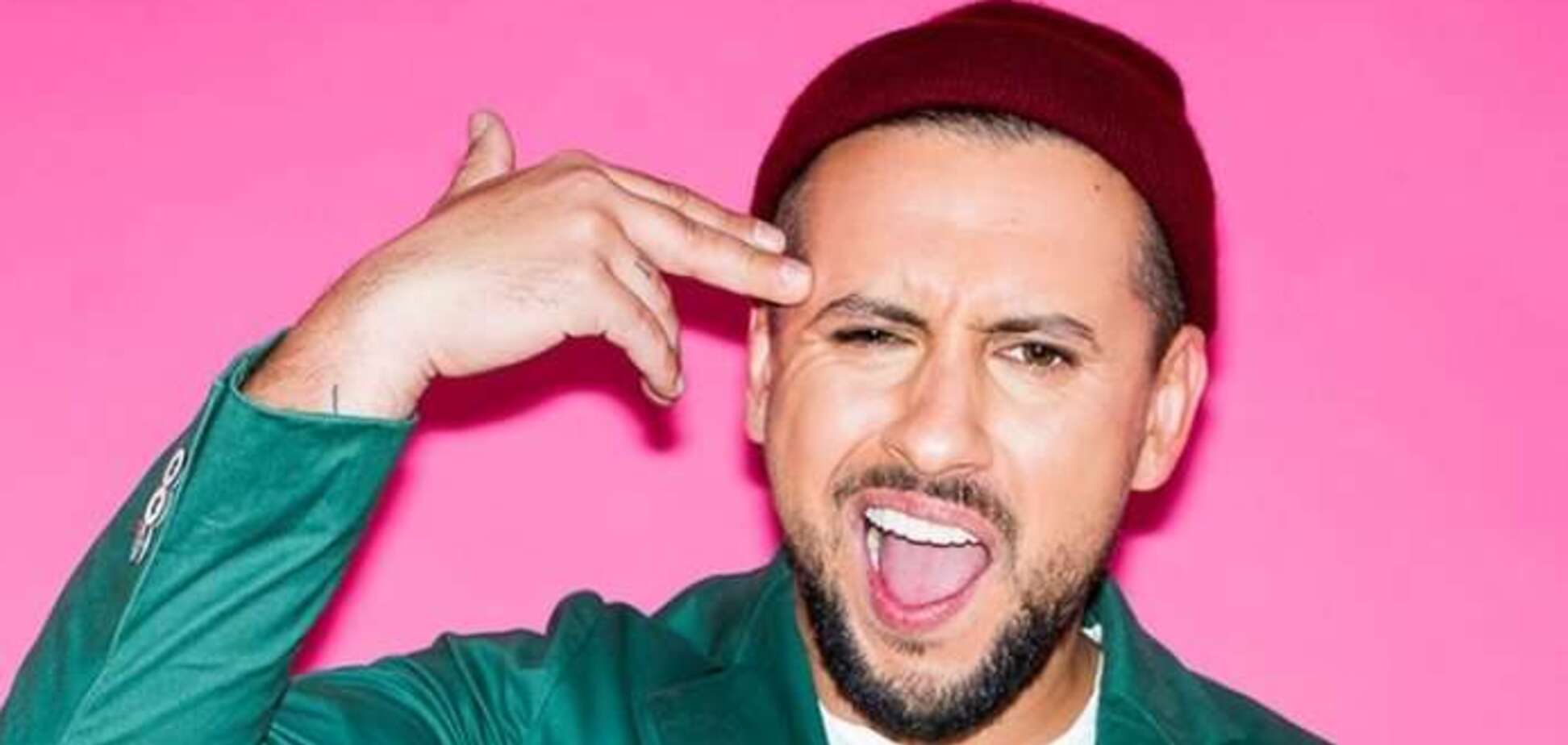 MONATIK удивил забавными фото в оригинальной шляпе на престижной премии