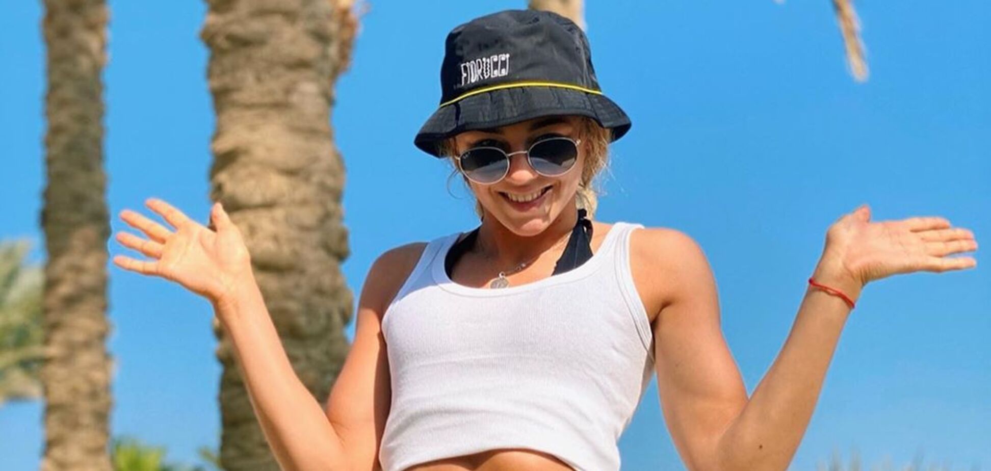 Белодед показала роскошную фигуру в пляжной фотосессии