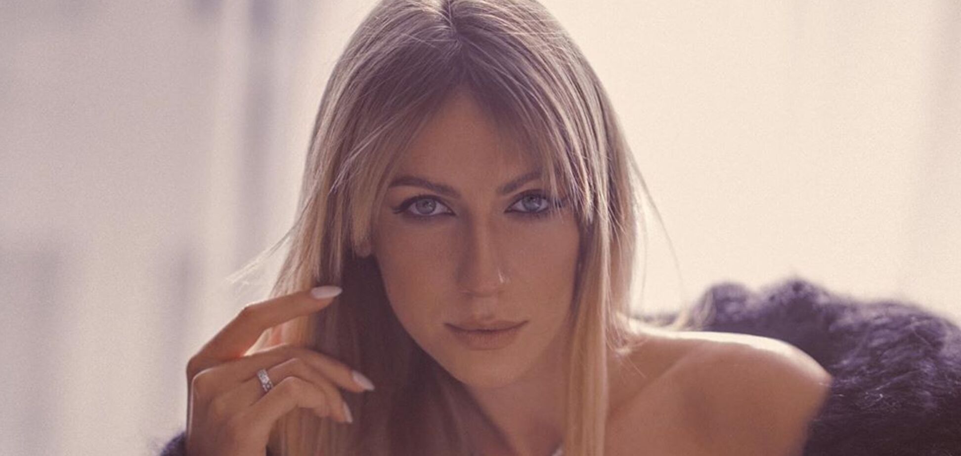 В масці та халаті на голе тіло: Нікітюк похвалилася стрункими ногами