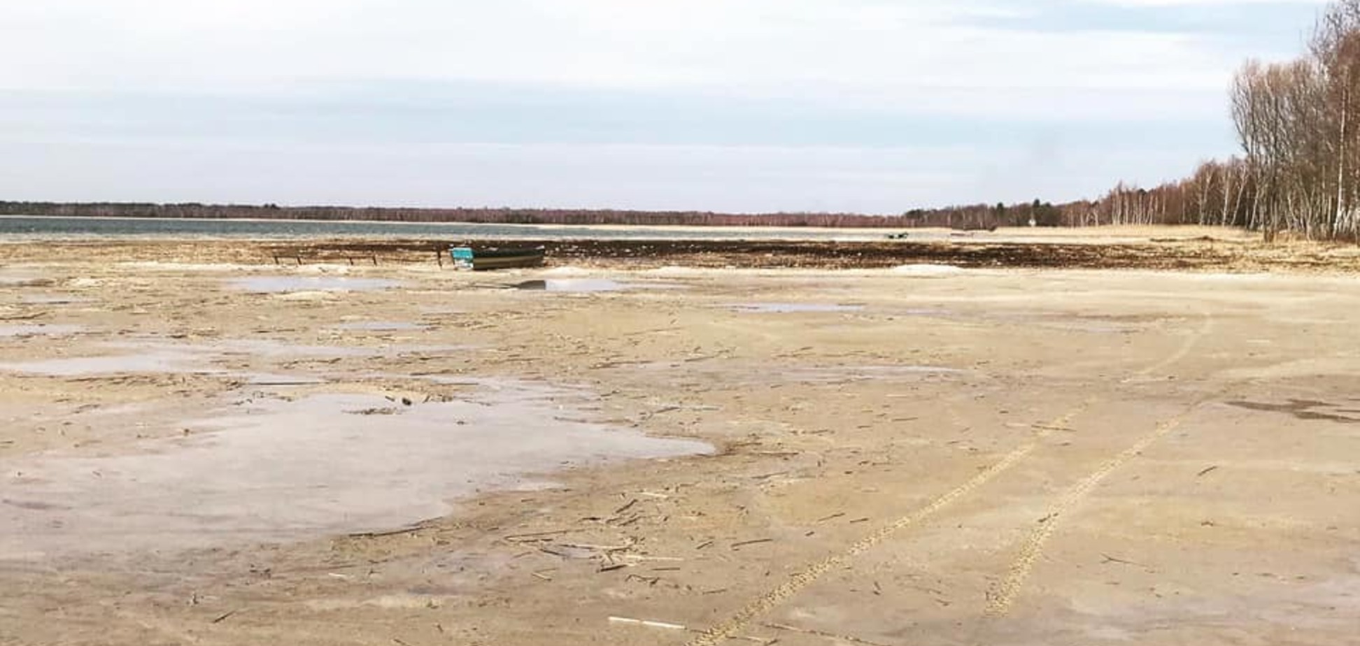 Вода отступила на 50 метров! В Украине высохло самое большое и глубокое озеро. Фото