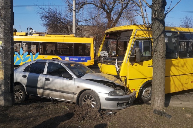 В Черкассах маршрутка столкнулась с двумя легковушками: четверо пострадавших. Фото