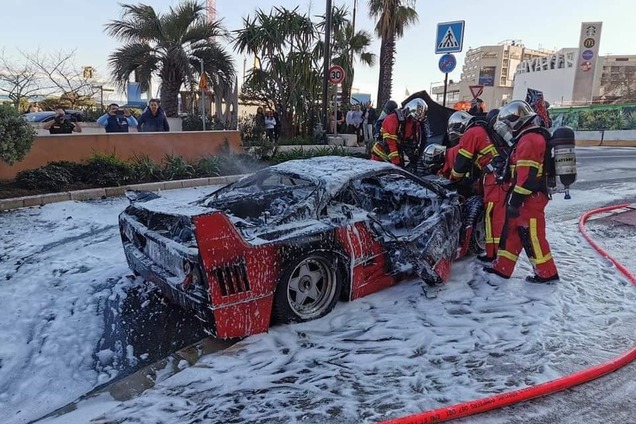 Величайшее авто за 1 млн евро сгорело прямо посреди дороги