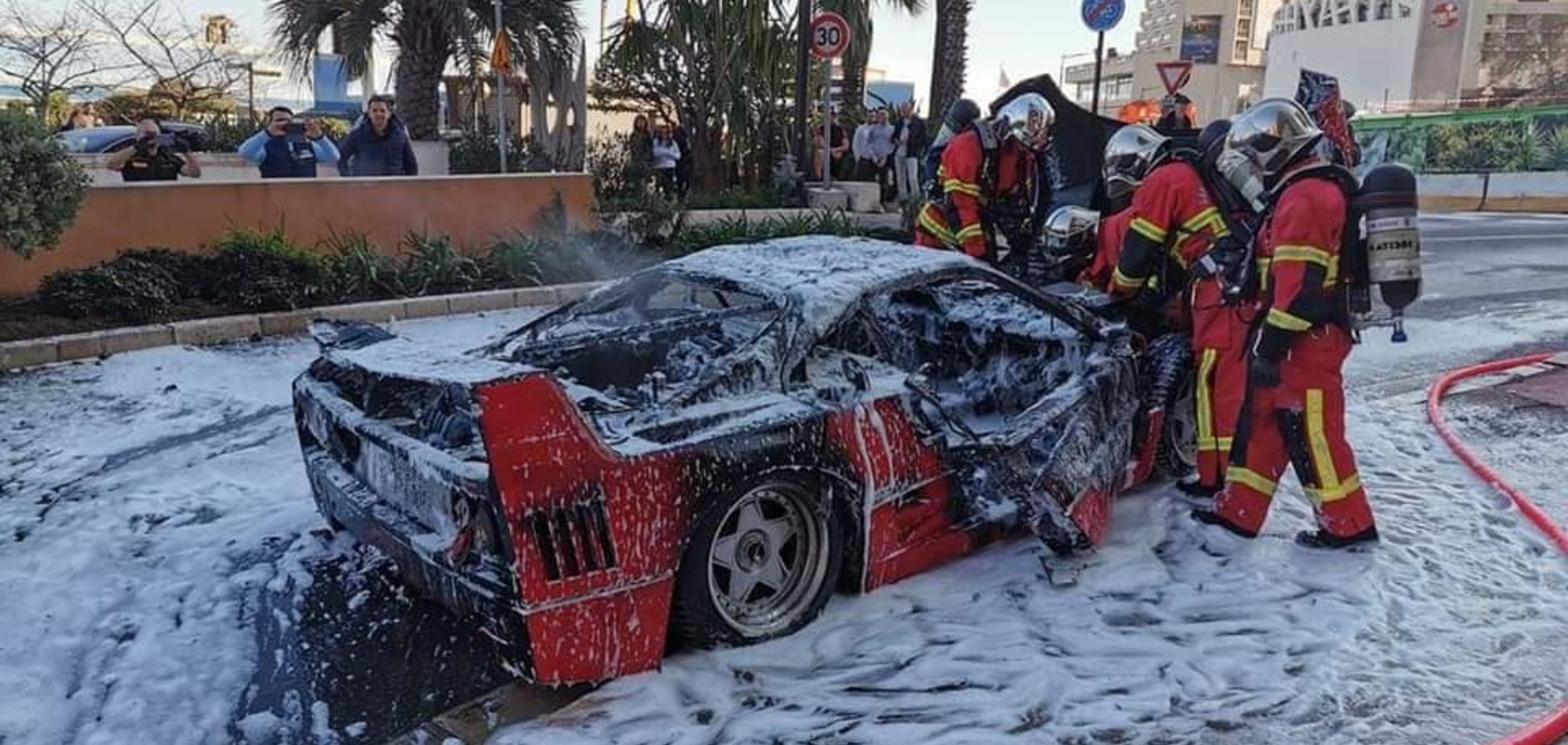 Величайшее авто за 1 млн евро сгорело прямо посреди дороги