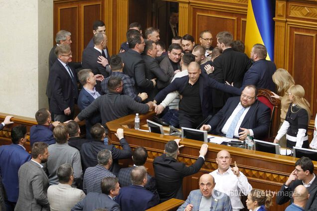 'Референдум!' Нардепы сорвали заседание Рады