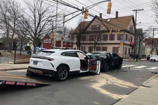 Діти викрали два кросовери Lamborghini й розбили їх один об одного