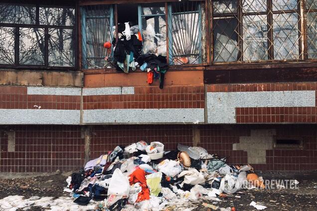 'Мусор вываливается из всех щелей': в Днепре женщина устроила свалку на балконе