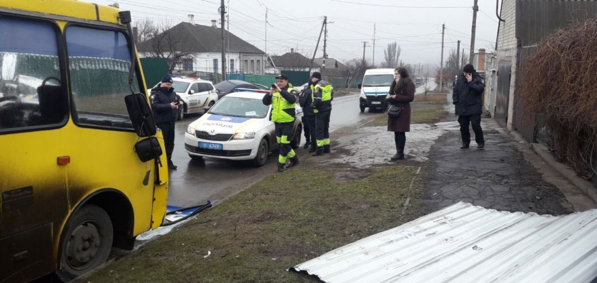 У Маріуполі автобус протаранив зупинку з людьми