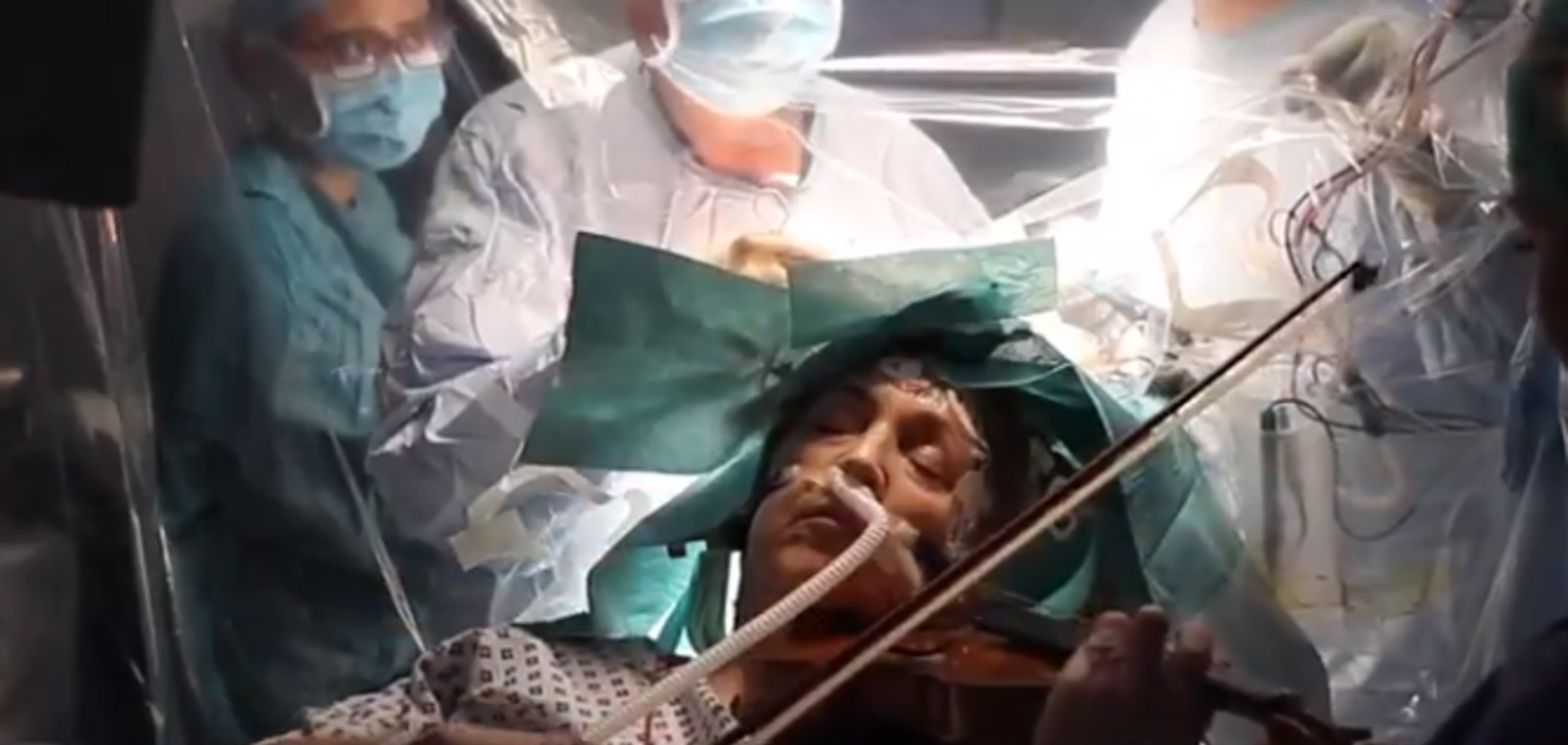 Англичанка играла на скрипке во время операции на мозге: невероятное видео