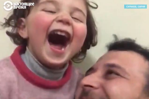 'Бомба? Смішно!' Сирієць придумав гру для 3-річної доньки під час російських авіаударів: зворушливе відео
