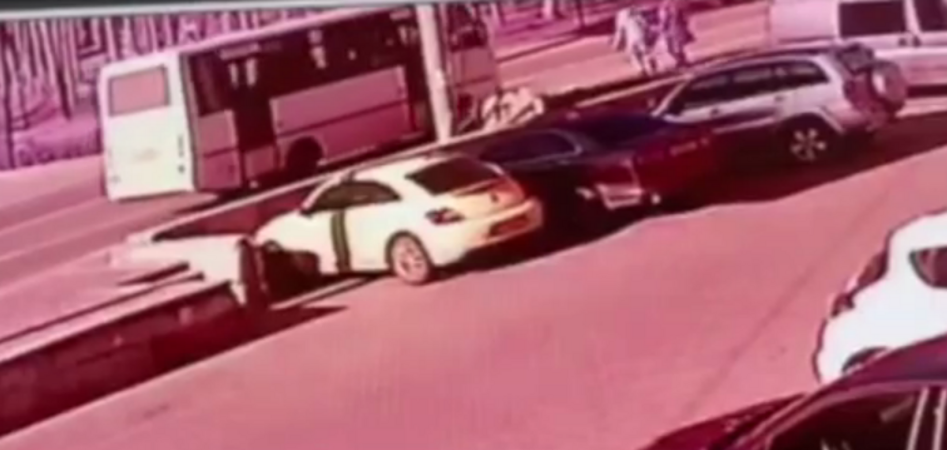 Перебігали дорогу: трагічна ДТП з дівчатами під Києвом потрапила на відео. 18+