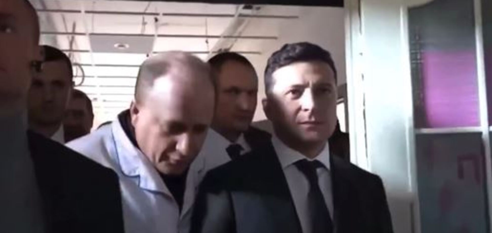 'Зеленський, ти зрадник!' Жителька Донбасу гнівно накинулася на президента