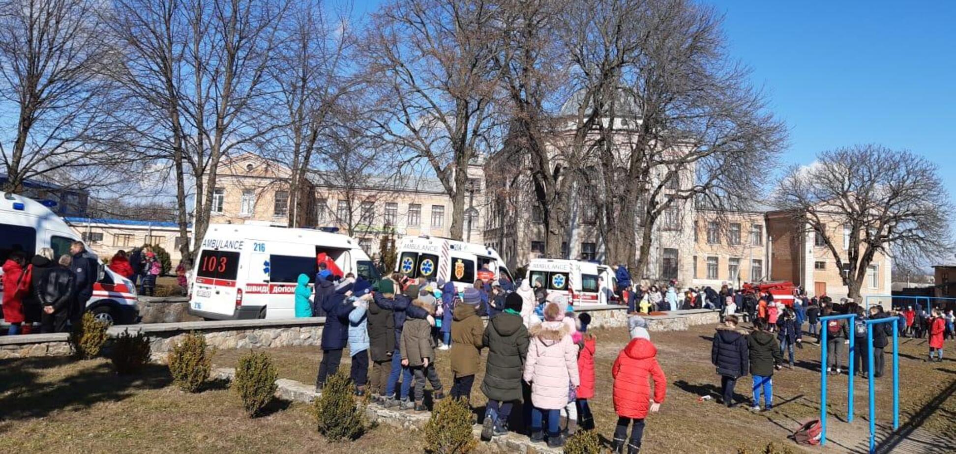Неизвестный устроил ЧП в школе на Киевщине: много пострадавших