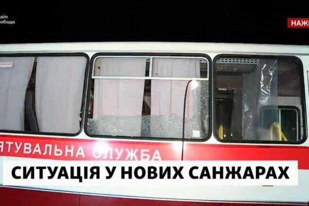 Автобусы разбиты камнями: украинцы из Уханя 'прорвались' в санаторий Новых Санжар. Фото и видео