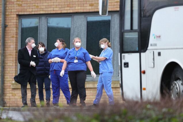 Без протестов и блокирования дорог: британцев из Уханя поселили в 70 км от Лондона. Фото