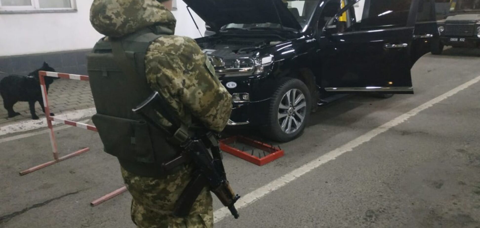 На границе Украины задержали дипломата с контрабандой. Видео