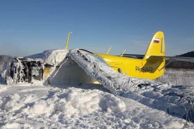 У Росії літак із пасажирами упав під час злету: фото й відео з місця