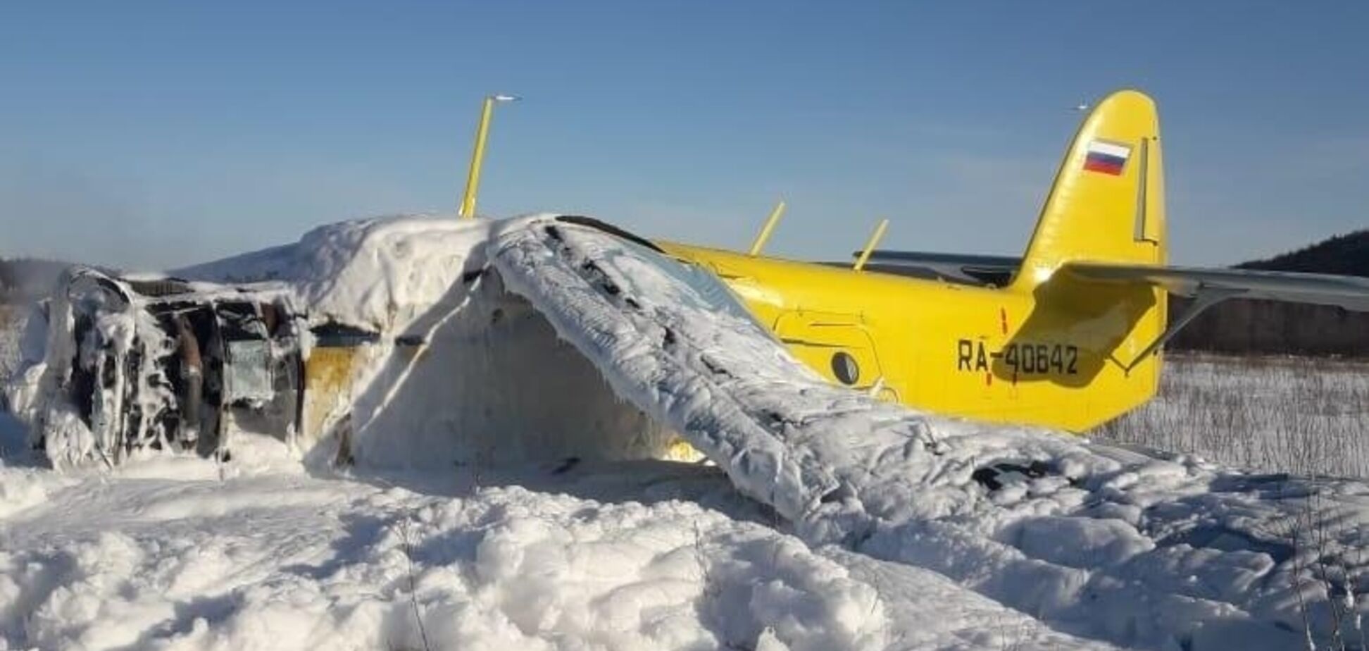 В России самолет с пассажирами упал при взлете: фото и видео с места