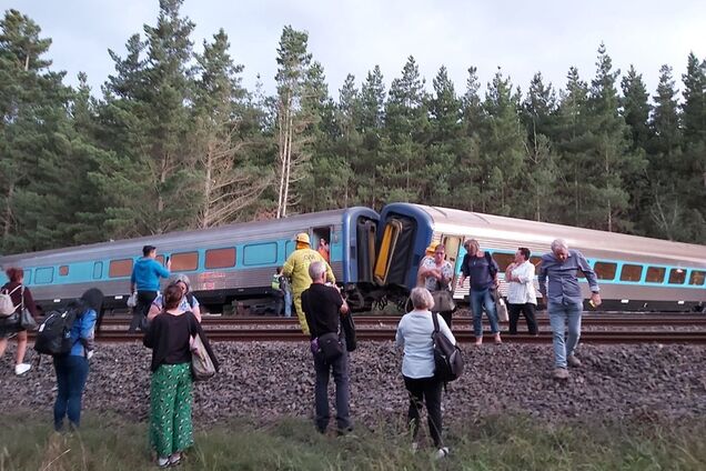 В Австралии поезд с 200 пассажирами сошел с рельсов: есть погибшие. Фото с места события