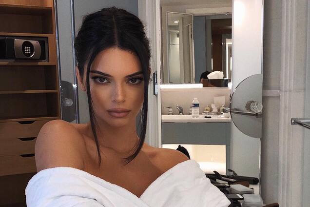Кардашьян-младшая показала голую грудь на камеру: пикантные фото