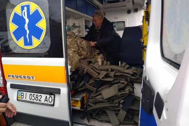 В бронежилетах и касках: докторов экипировали, как солдат, в Новые Санжары. Фото