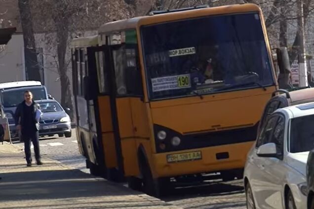 В Одесі маршрутник побив хлопця, який заступився за матір із дитиною. Відео