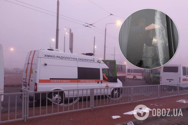У захисних костюмах, автобуси обклеюють скотчем: як українців чекають із Уханя. Фоторепортаж