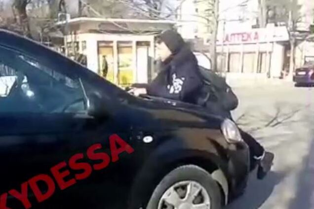 В Одессе школьники поставили на место автохамов