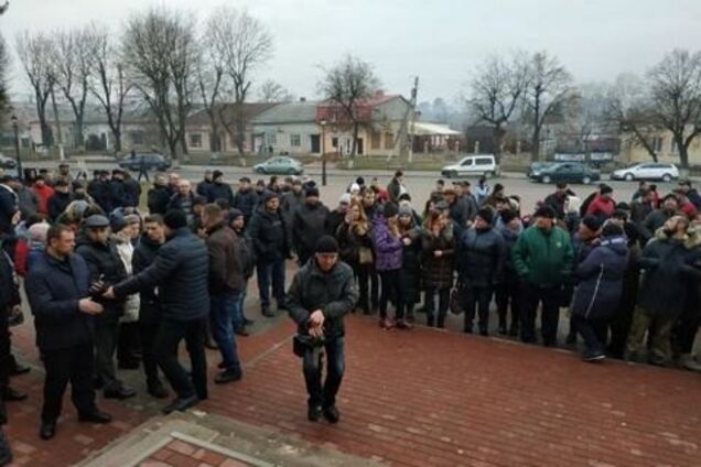 Провели молебен: под Тернополем заблокировали санаторий, чтобы не пустить эвакуированных из Уханя