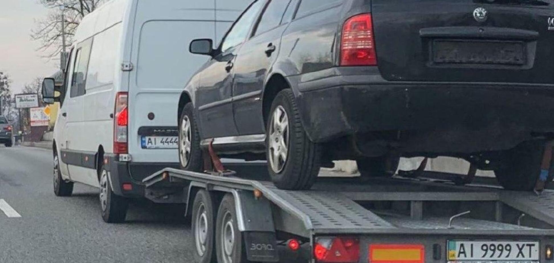 9999 и 4444: на фото засняли фургон с прицепом на богатых номерах