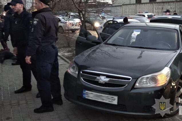 Зі стріляниною запхали в багажник: у Львові відкрито викрали людину. Фото